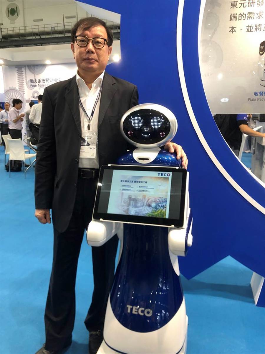 東元電機(jī)新開發(fā)導(dǎo)覽機(jī)器人今首度曝光，負(fù)責(zé)全桉的東元協(xié)理林勝泉。圖／沉美幸