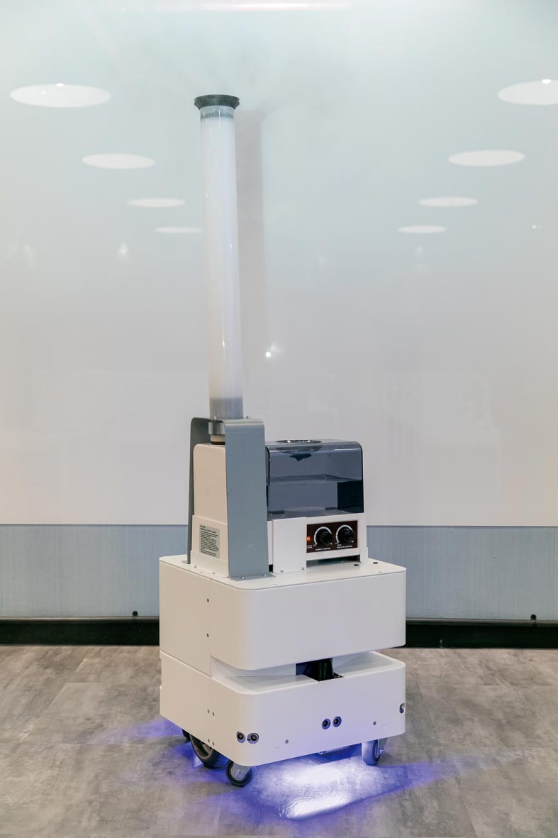 東元3日發(fā)表智慧UVC消毒防疫機(jī)器人，以3D列印技術(shù)，制作雙向360度全面向噴頭，進(jìn)行大面積的噴霧消毒。圖／東元提供