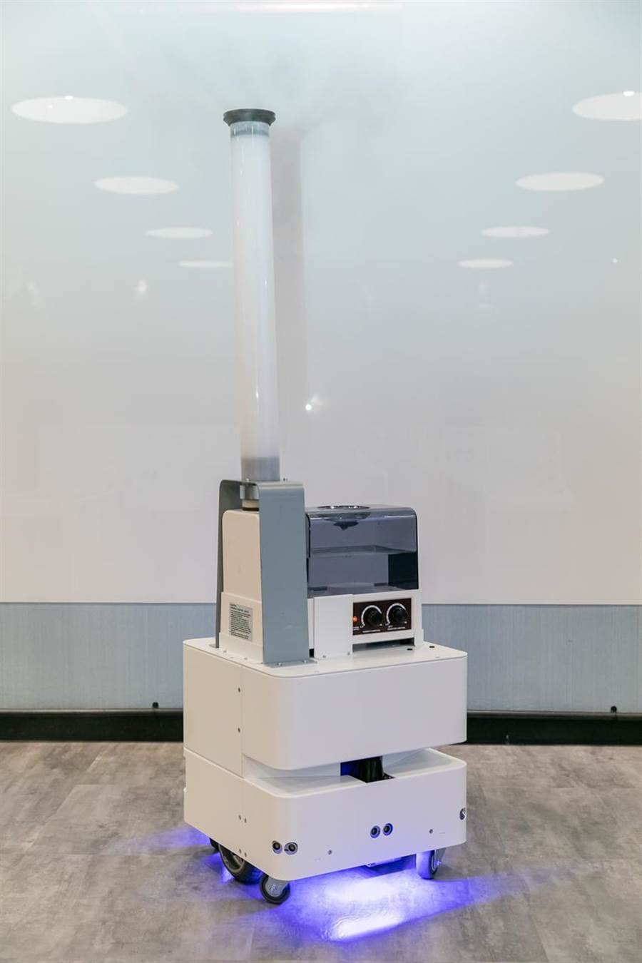 （東元3日發(fā)表智慧UVC消毒防疫機器人，以3D列印技術(shù)，制作雙向360度全面向噴頭，進(jìn)行大面積的噴霧消毒。圖／東元提供）
