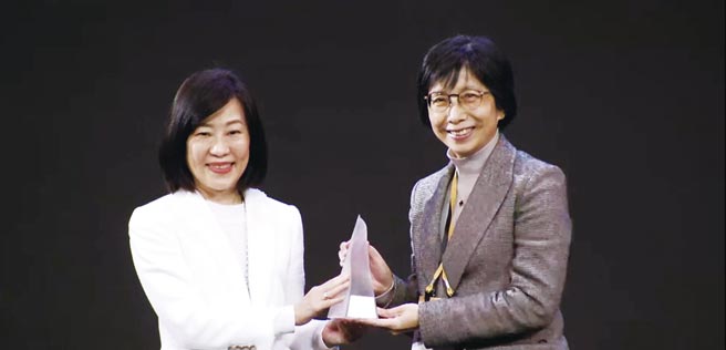 東元電機以「智慧噴霧防疫機器人」勇奪臺灣精品金質(zhì)獎，由東元電機邱純枝董事長（右）受獎。圖／東元提供